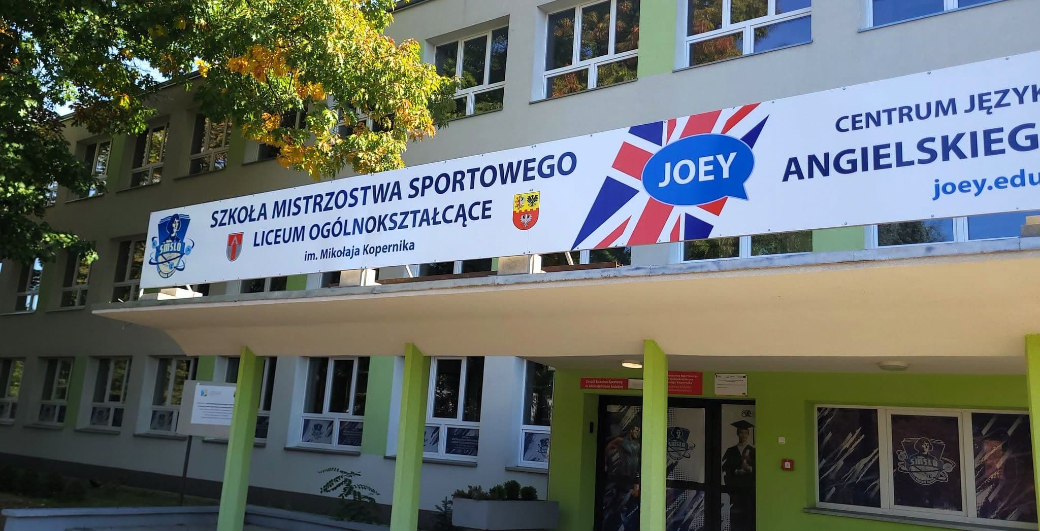Banner przed wejściem do szkoły